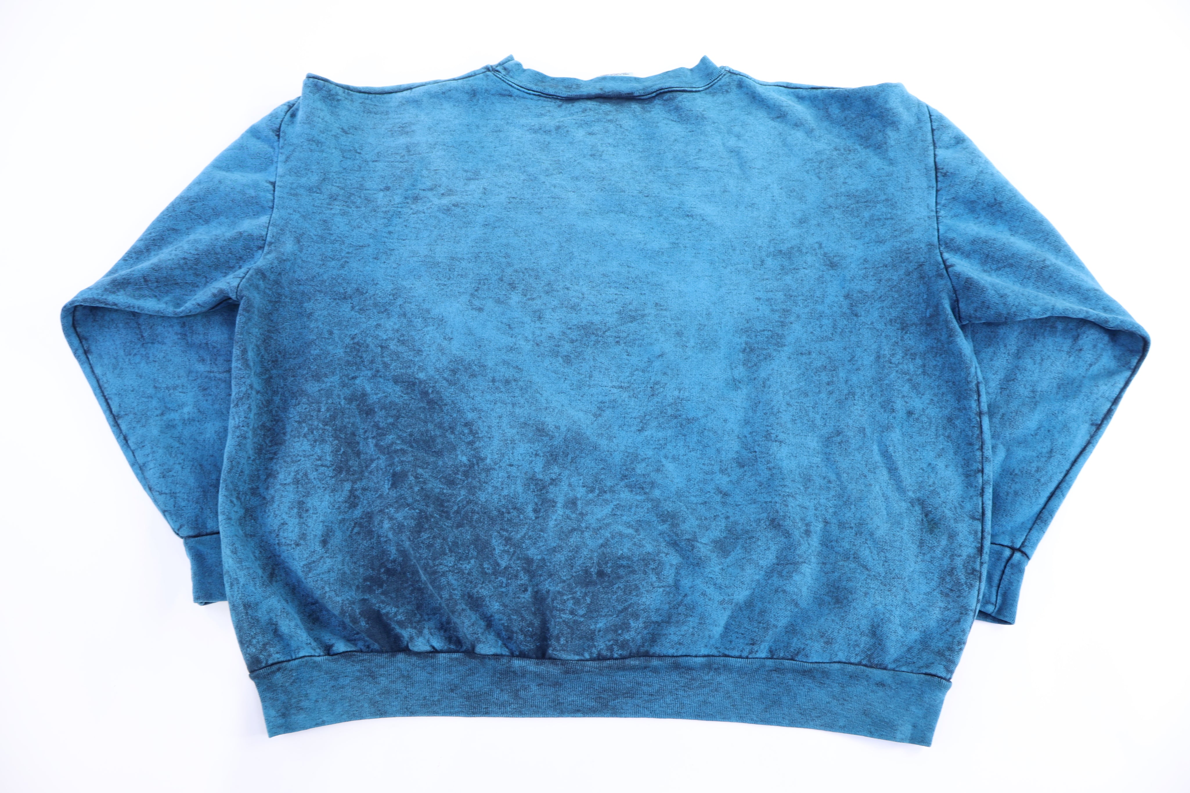 90's Wolf Nature Graphic Sweatshirt