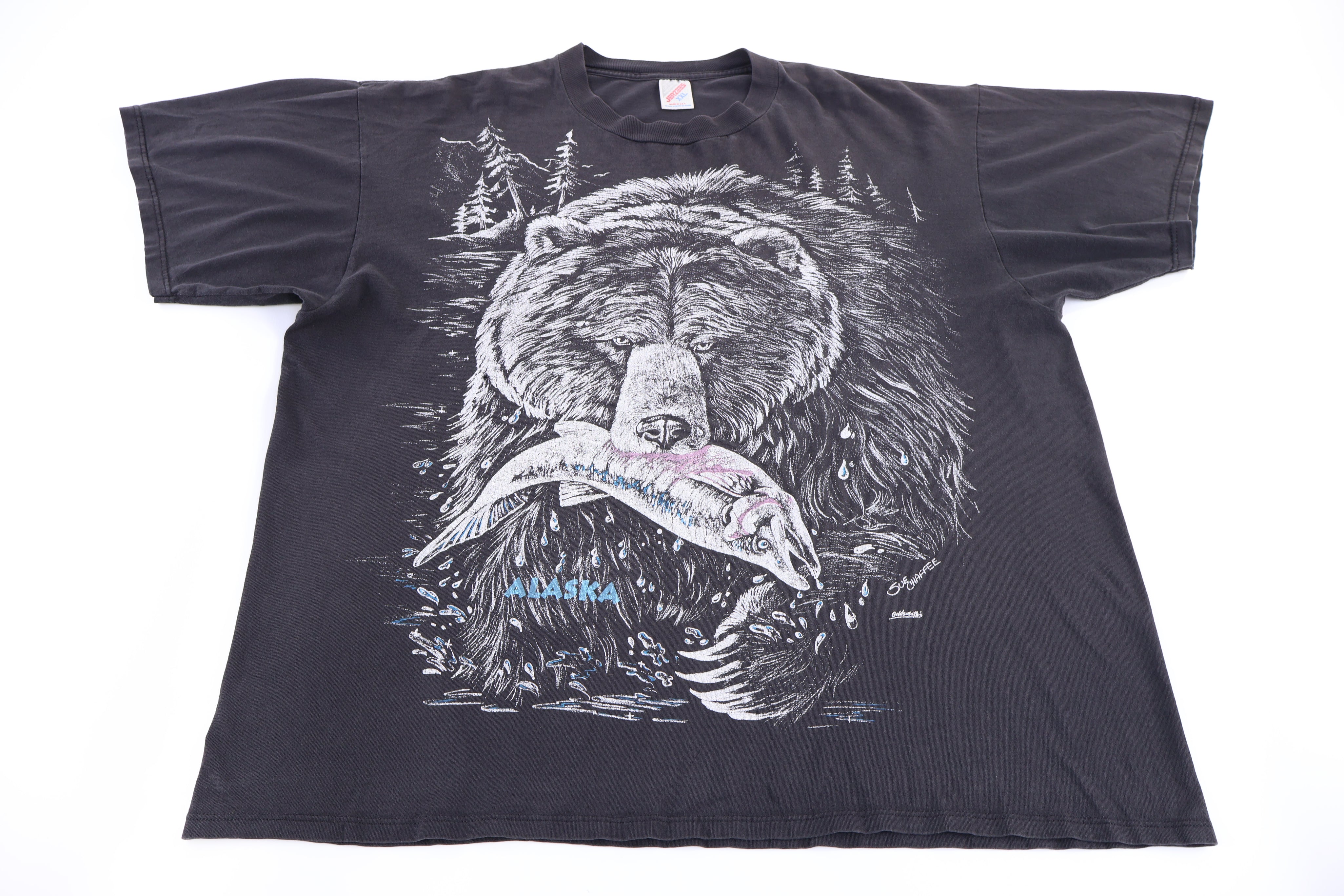 90's Alaska Bear Nature Graphic T-shirt