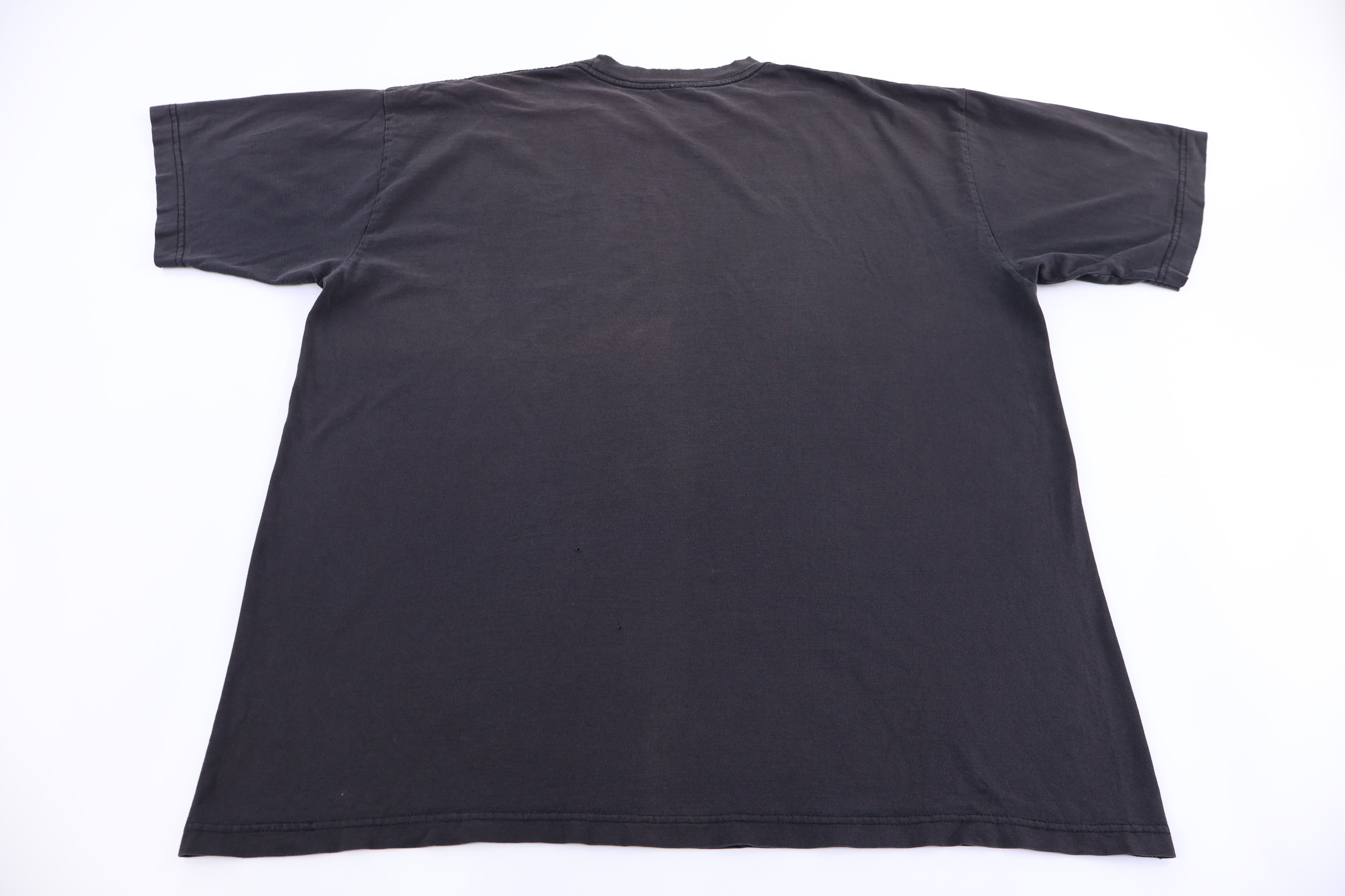 90's Wolf Nature Graphic T-shirt