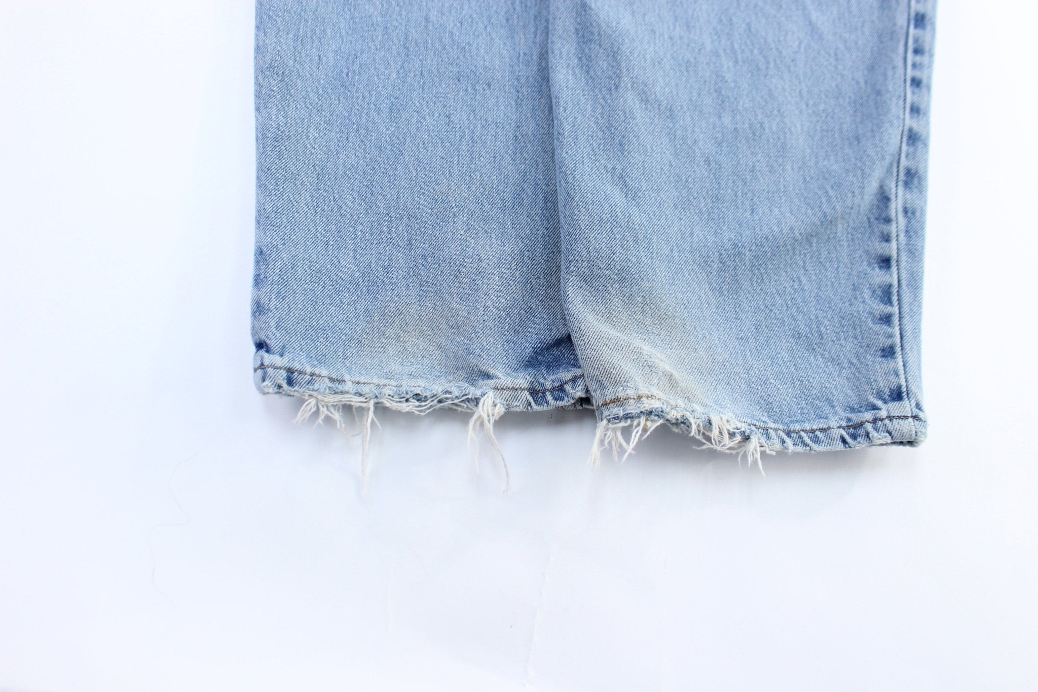 Levi's 560 Light Wash Denim Jeans - ThriftedThreads.com