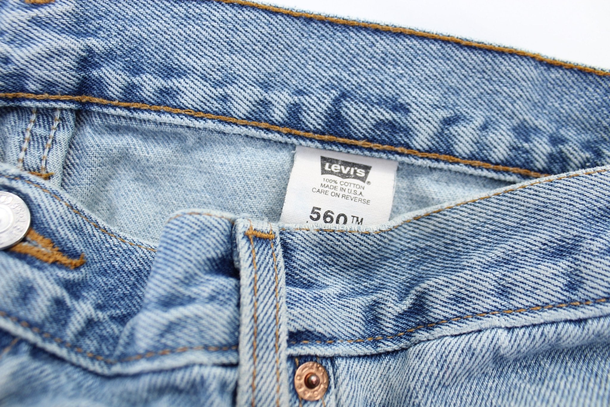 Levi's 560 Light Wash Denim Jeans - ThriftedThreads.com