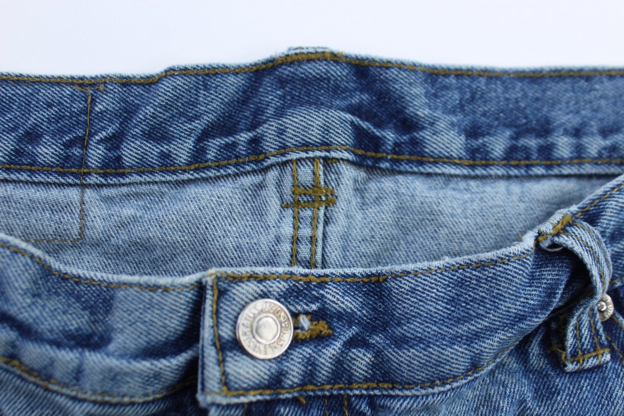 Levi's Light Wash Denim Jeans - Pants/Shorts - Thrifted Threads