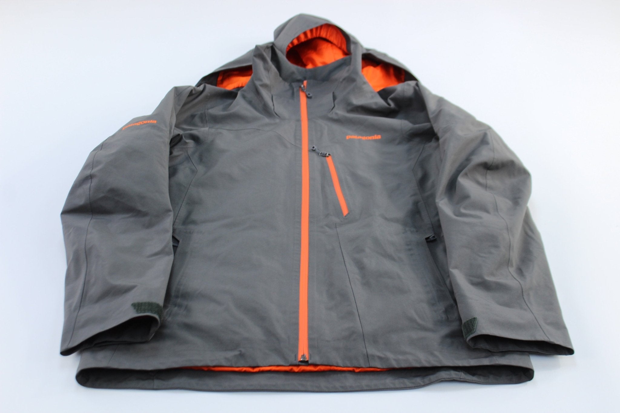 Patagonia Spellout Logo Grey Powder Bowl Gore - Tex Jacket - ThriftedThreads.com