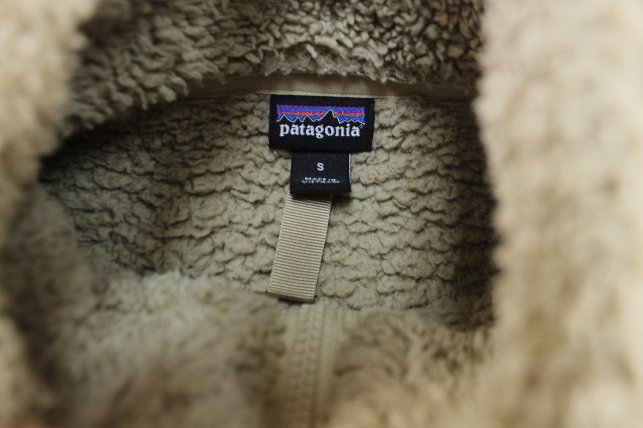 Women's Patagonia Logo Patch Cream Sherpa Pullover - ThriftedThreads.com