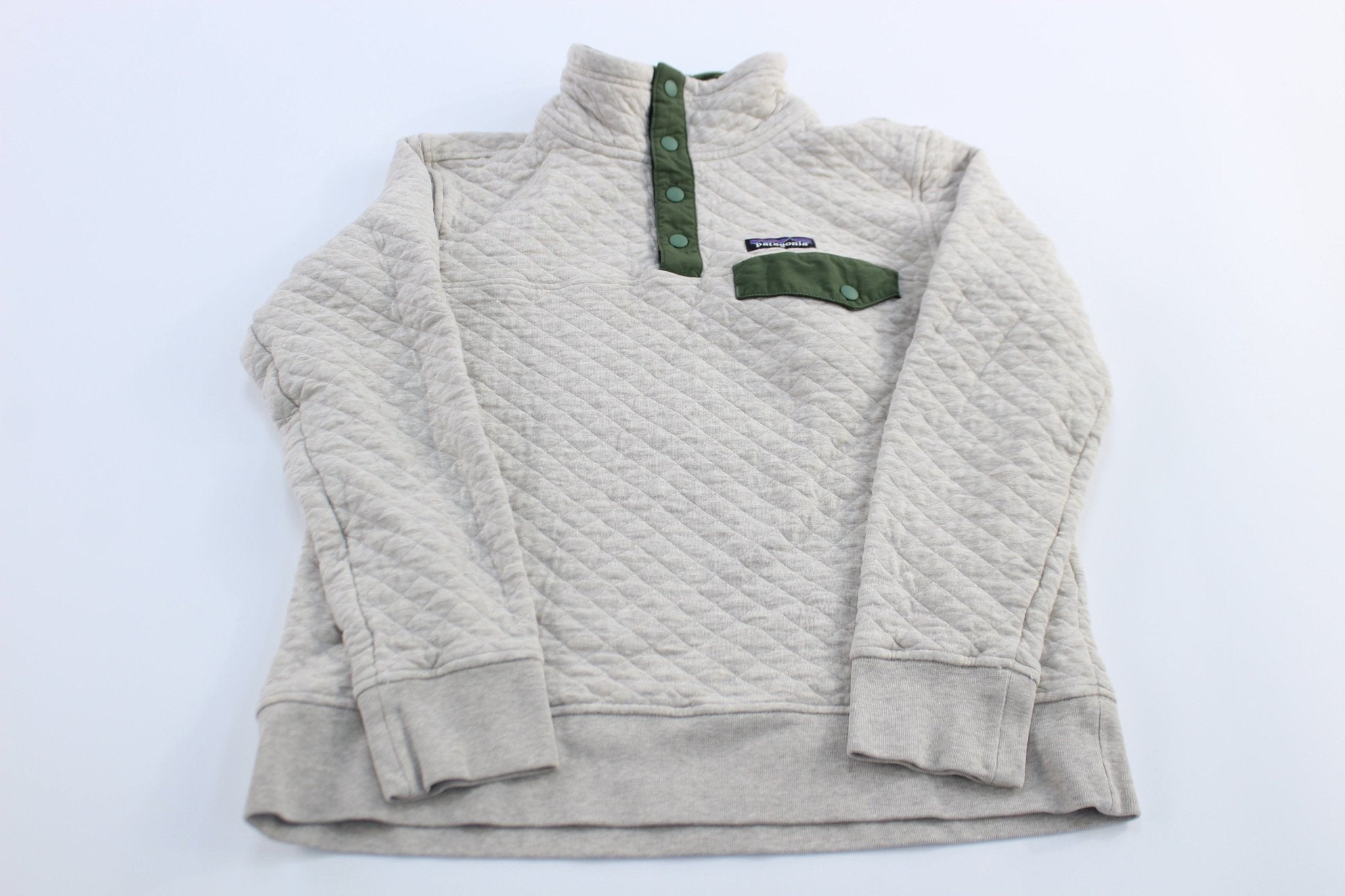Women's Patagonia Logo Patch Grey & Green Snap - T Pullover - ThriftedThreads.com