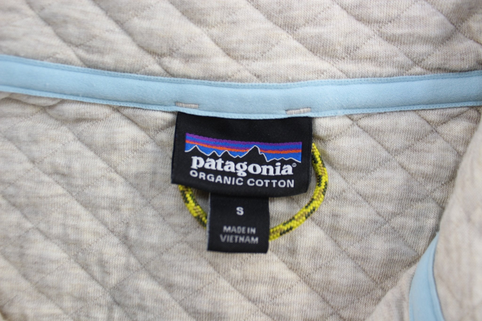 Women's Patagonia Logo Patch Grey & Green Snap - T Pullover - ThriftedThreads.com