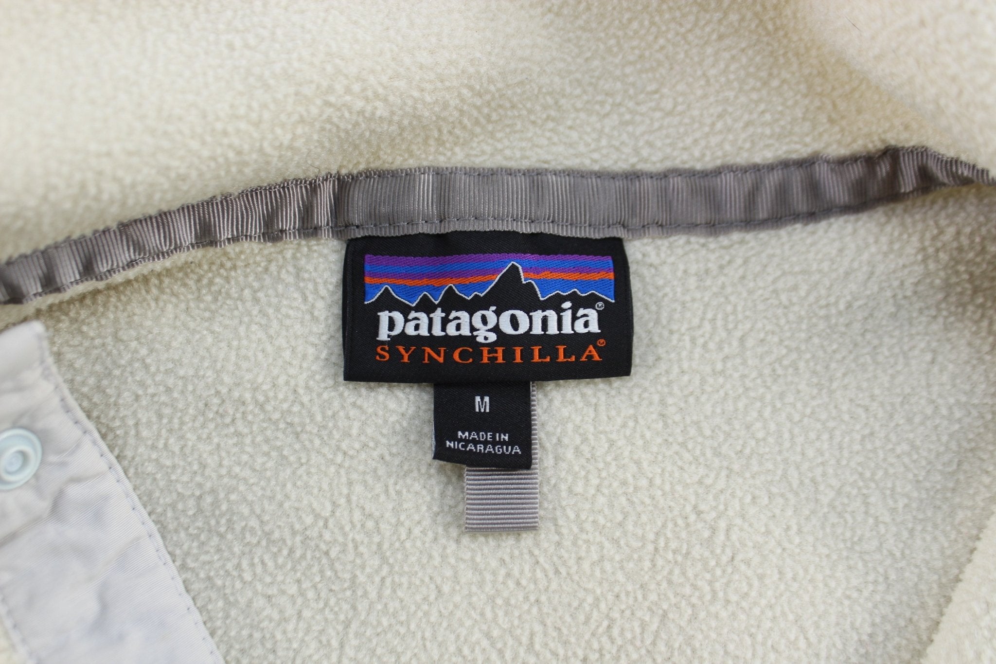 Women's Patagonia Logo Patch White & Beige Snap - T Fleece Pullover - ThriftedThreads.com